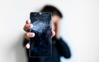 Un smartphone à l'écran brisé n'est pas une fin, mais un nouveau départ avec les solutions de réparation expertes de Brico-phone.